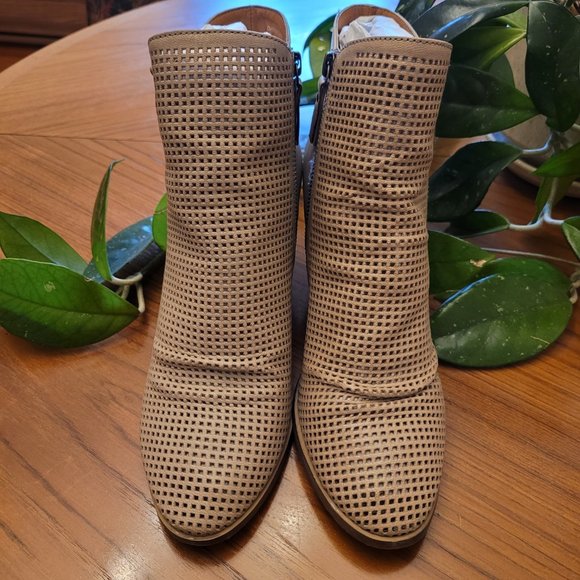 NWT Beige 8.5M Mia Riya Taupe Leather Booties - Picture 3 of 7